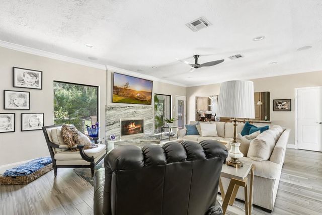 7 Summit Lake Drive, Kingwood, TX 77339