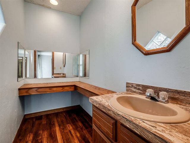 1025 E Triplett Road, Guthrie, OK 73044