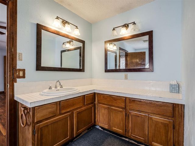 1025 E Triplett Road, Guthrie, OK 73044