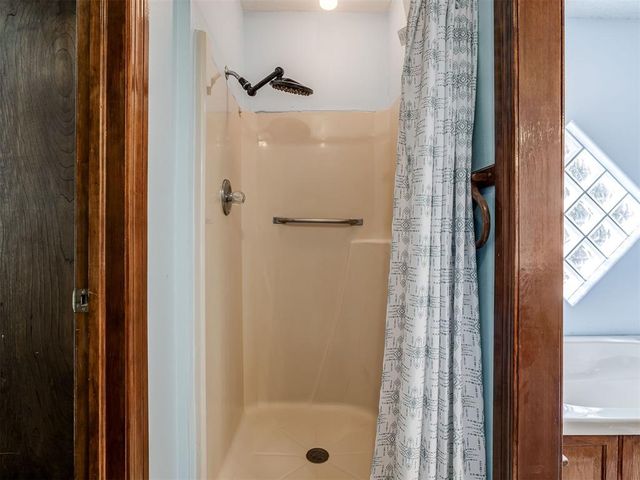 1025 E Triplett Road, Guthrie, OK 73044