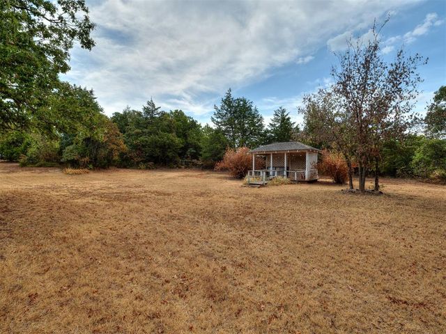 1025 E Triplett Road, Guthrie, OK 73044