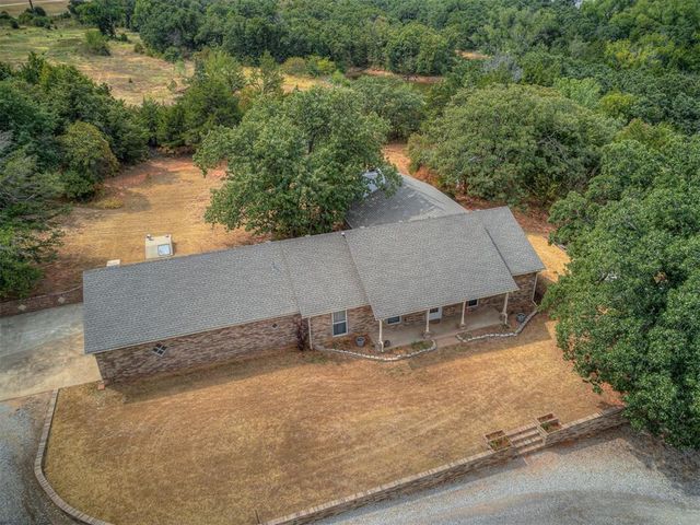 1025 E Triplett Road, Guthrie, OK 73044