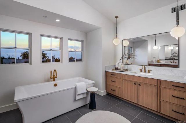 828 Conestoga Ct, Encinitas, CA 92024