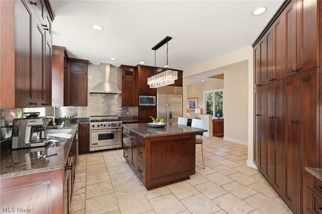 60 South Lane, Moreland Hills, OH 44022