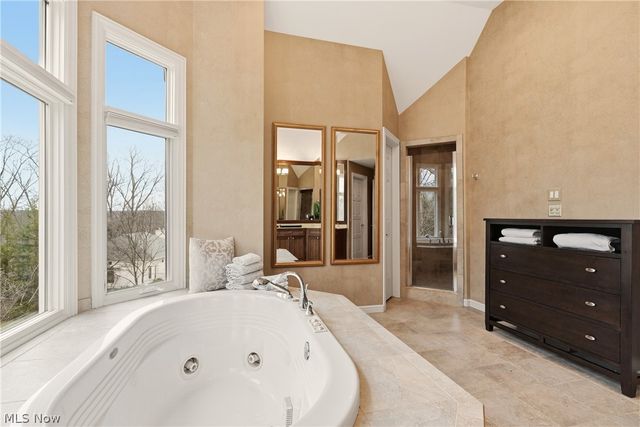 60 South Lane, Moreland Hills, OH 44022