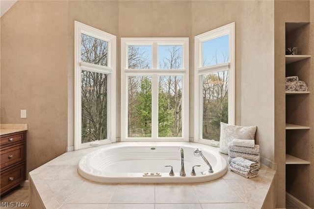 60 South Lane, Moreland Hills, OH 44022