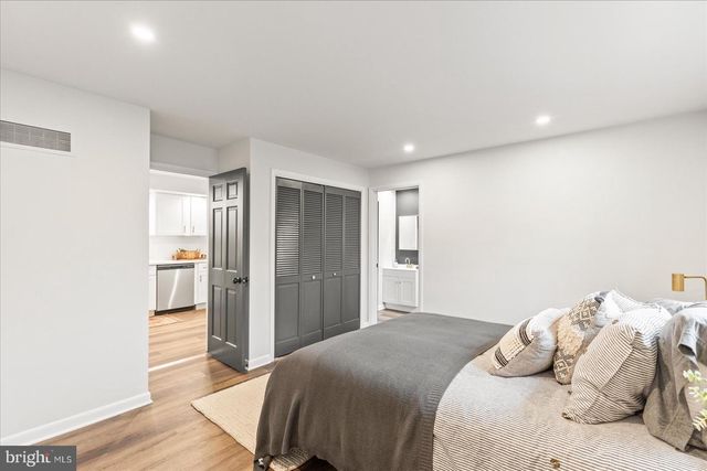 2421 CARLLYN DR, York, PA 17403