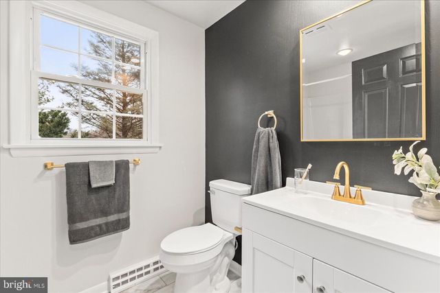 2421 CARLLYN DR, York, PA 17403