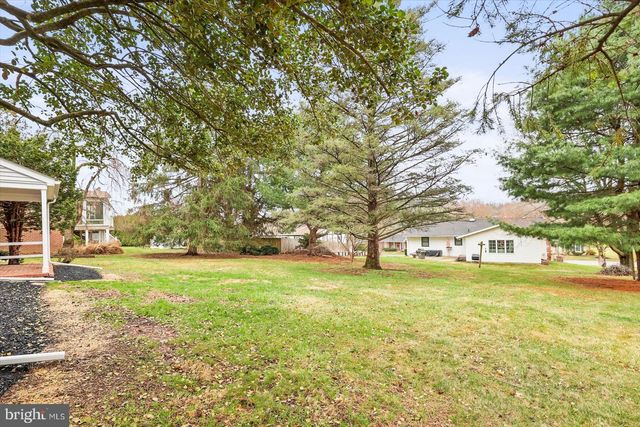 2421 CARLLYN DR, York, PA 17403