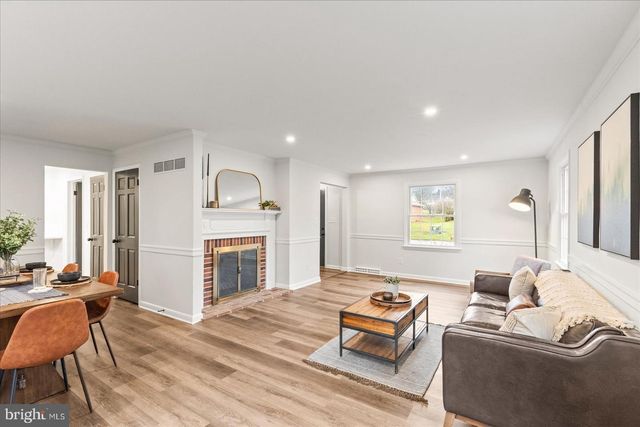 2421 CARLLYN DR, York, PA 17403