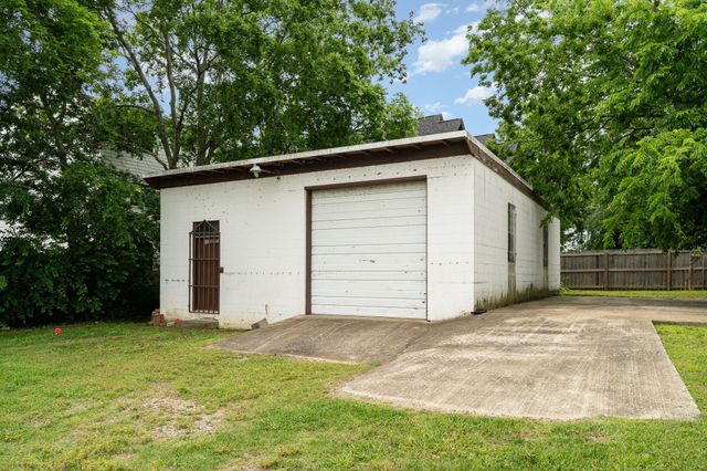 942 Youngs Ln, Nashville, TN 37207