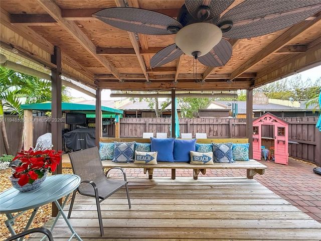 10340 Laurel Ct, Pembroke Pines, FL 33026