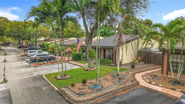10340 Laurel Ct, Pembroke Pines, FL 33026