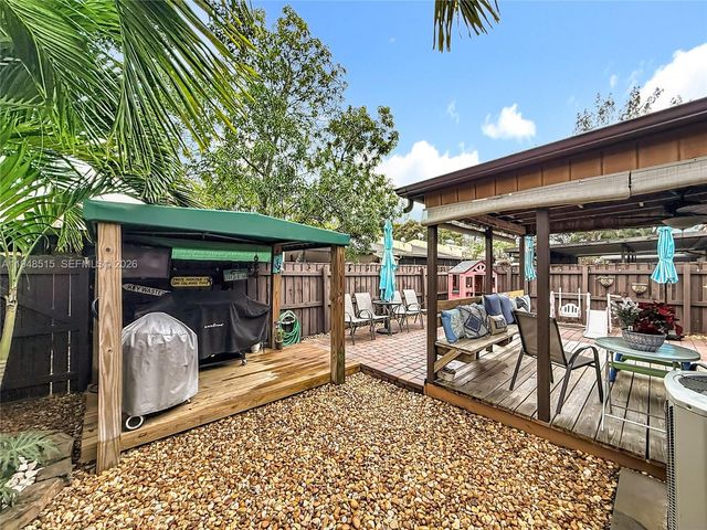 10340 Laurel Ct, Pembroke Pines, FL 33026