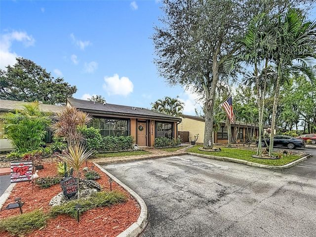 10340 Laurel Ct, Pembroke Pines, FL 33026