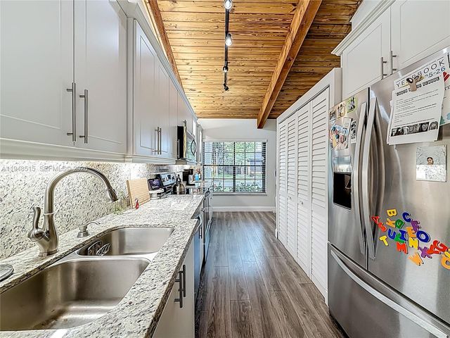 10340 Laurel Ct, Pembroke Pines, FL 33026