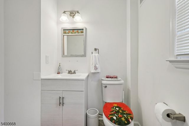 60 Searing St, Dover Town, NJ 07801