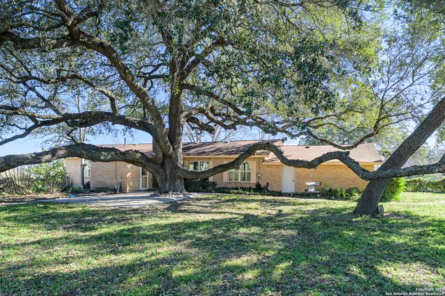 1173 Charco Rd, Tuleta, TX 78162