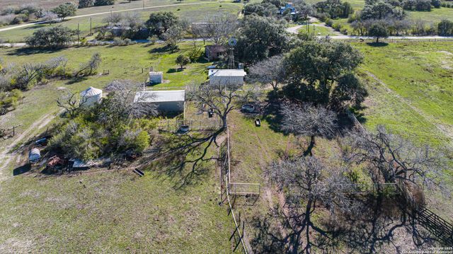 1173 Charco Rd, Tuleta, TX 78162