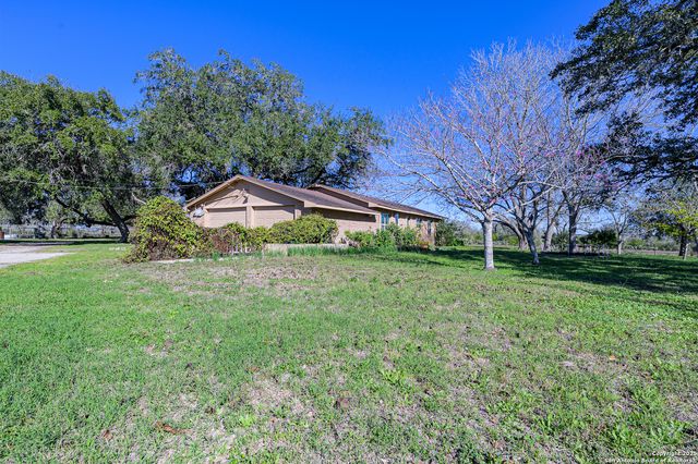 1173 Charco Rd, Tuleta, TX 78162