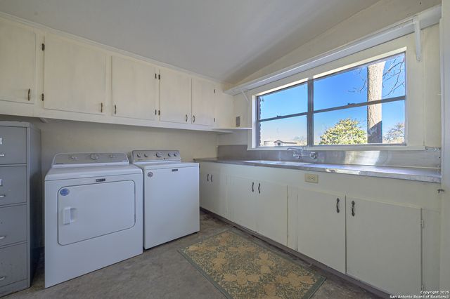 1173 Charco Rd, Tuleta, TX 78162