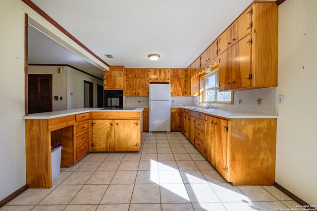 1173 Charco Rd, Tuleta, TX 78162