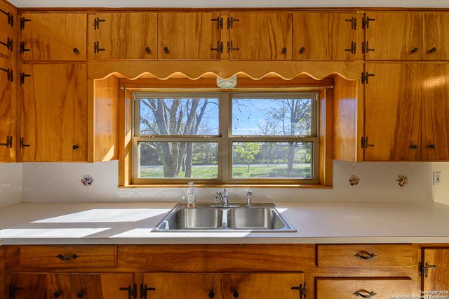 1173 Charco Rd, Tuleta, TX 78162