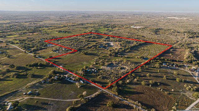 1173 Charco Rd, Tuleta, TX 78162