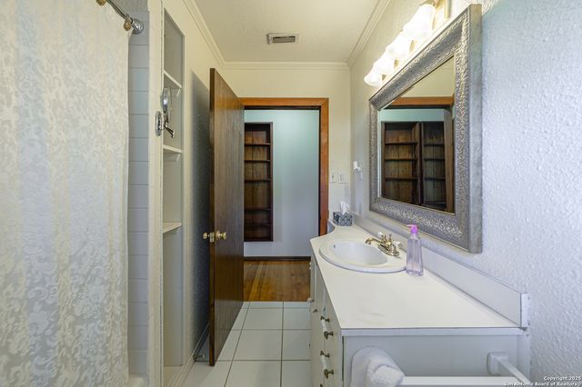 1173 Charco Rd, Tuleta, TX 78162