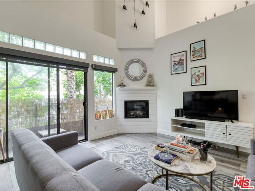 4477 Woodman Avenue 304, Sherman Oaks, CA 91423 — photo 2