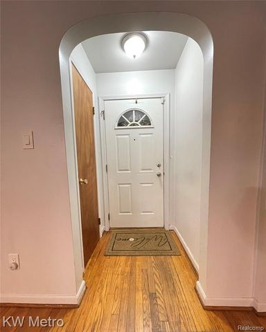 9979 Berwyn, Redford, MI 48239