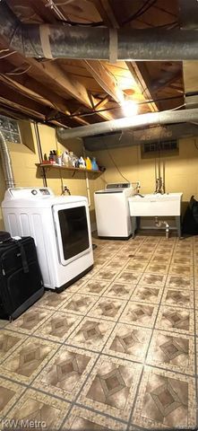 9979 Berwyn, Redford, MI 48239