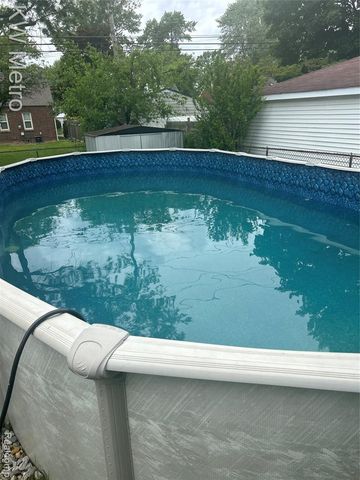 9979 Berwyn, Redford, MI 48239