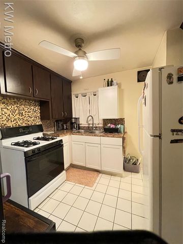 9979 Berwyn, Redford, MI 48239