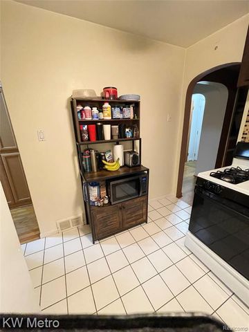 9979 Berwyn, Redford, MI 48239