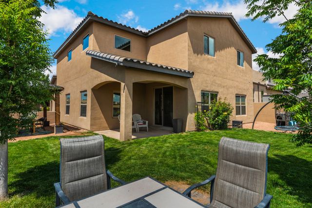 8700 Desert Finch Lane, Albuquerque, NM 87122