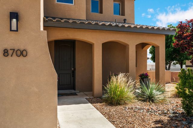 8700 Desert Finch Lane, Albuquerque, NM 87122