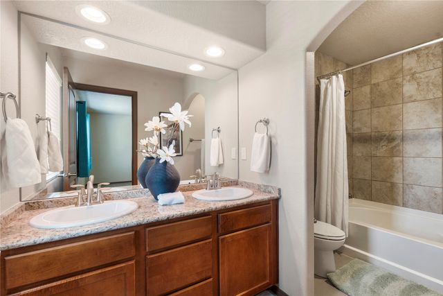 8700 Desert Finch Lane, Albuquerque, NM 87122