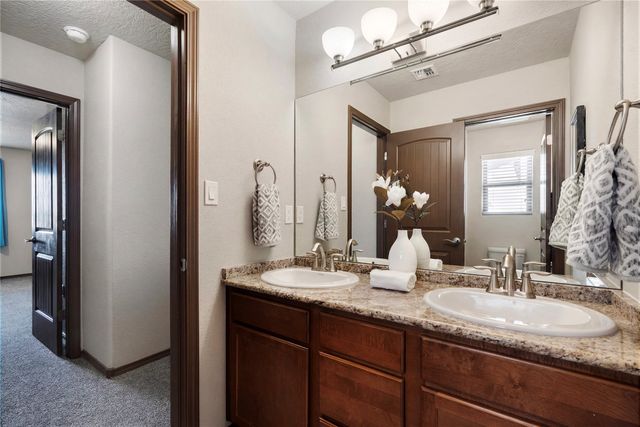 8700 Desert Finch Lane, Albuquerque, NM 87122
