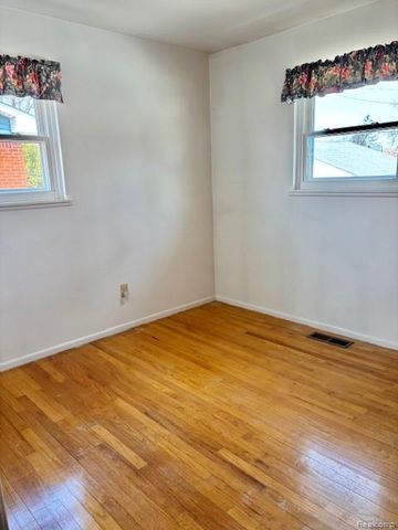 14022 Stoeflet Street, Rockwood, MI 48173