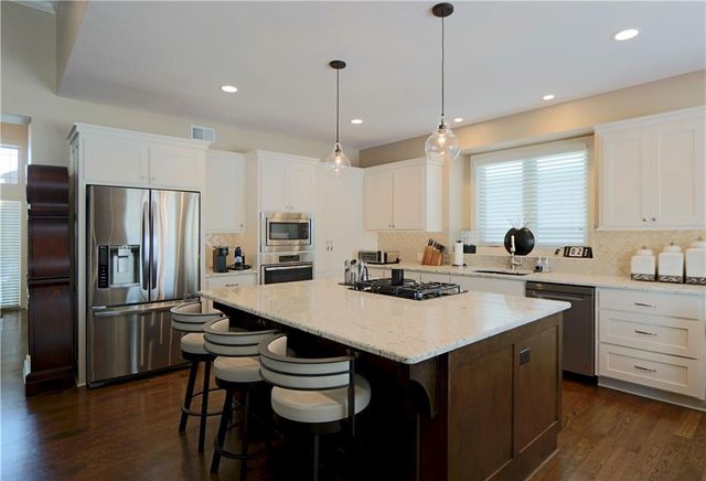 1700 NE Parkwood Drive, Lee's Summit, MO 64064