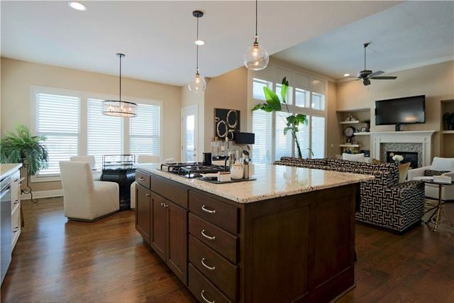 1700 NE Parkwood Drive, Lee's Summit, MO 64064