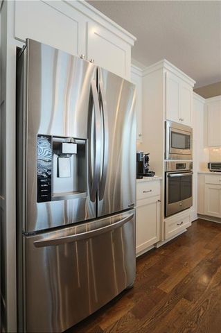 1700 NE Parkwood Drive, Lee's Summit, MO 64064