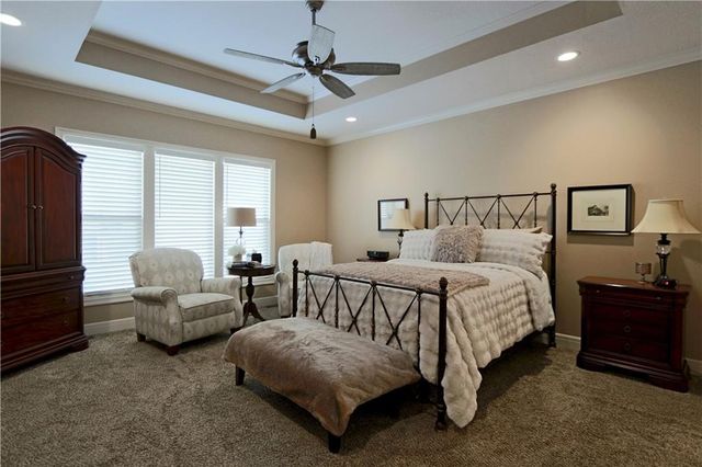 1700 NE Parkwood Drive, Lee's Summit, MO 64064