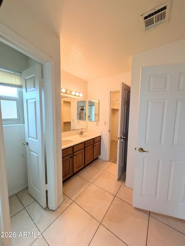 4240 E AMBERWOOD Drive, Phoenix, AZ 85048