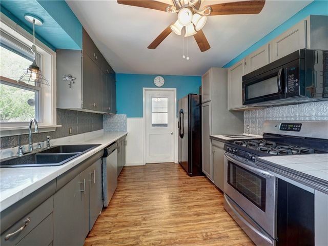 324 S 8th St, Aransas Pass, TX 78336