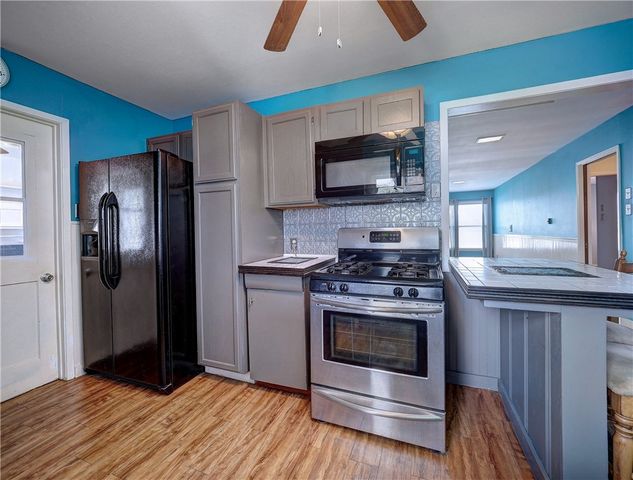 324 S 8th St, Aransas Pass, TX 78336