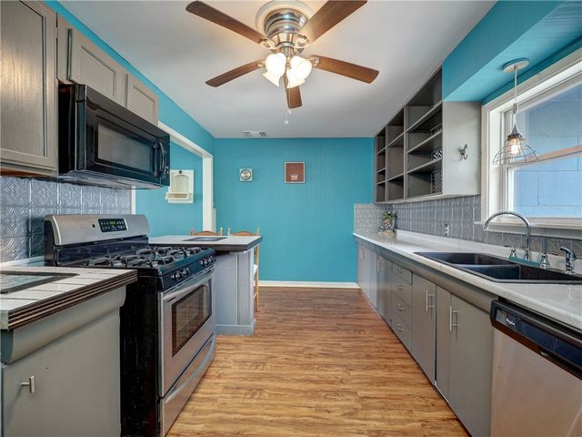 324 S 8th St, Aransas Pass, TX 78336