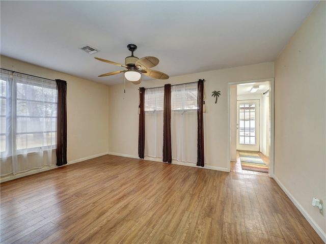 324 S 8th St, Aransas Pass, TX 78336