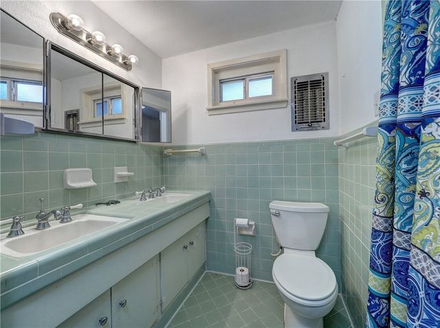 324 S 8th St, Aransas Pass, TX 78336